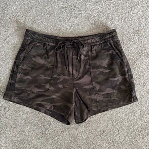 Athleta Women’s Camo Farallon Shorts size 14